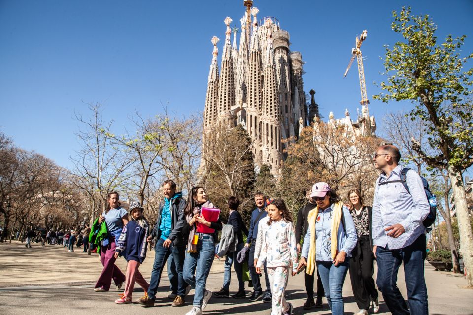 Barcelona Architecture Walking Tour With Casa Batlló Upgrade - Customer Reviews and Meeting Point