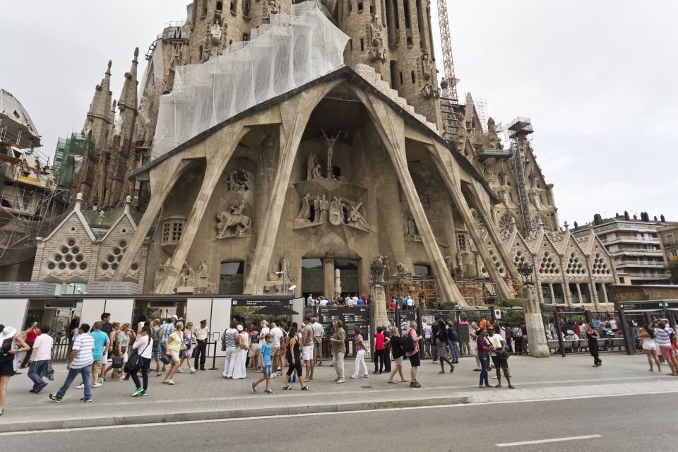 Barcelona: Sagrada Familia & Park Güell Guided Tour & Ticket - Important Information