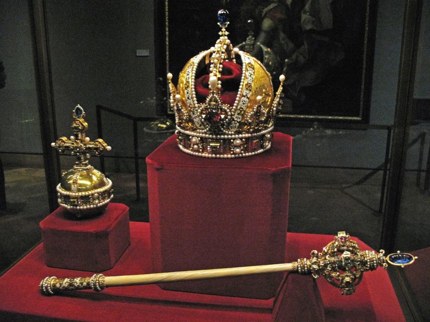 London: Tower of London and Crown Jewels Easy Access Tour - Common questions