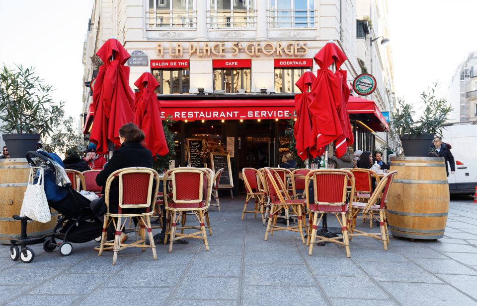 Paris: South Pigalle Smartphone Audio Walking Tour - Discovering Famous Landmarks