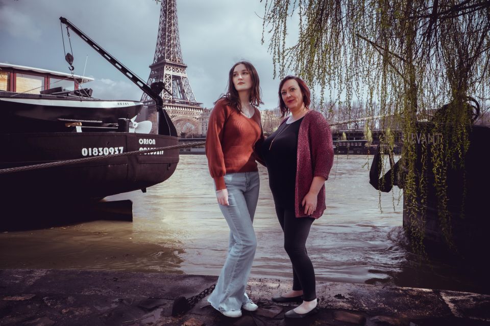 Paris: Private Photoshoot Near the Eiffel Tower - Professional Photos in 24 Hours