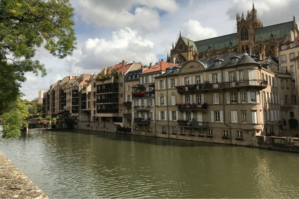 Metz: First Discovery Walk and Reading Walking Tour - Downloading the App and Tips