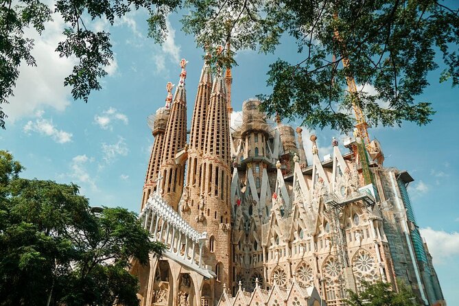Barcelona in a Day Tour: Sagrada Familia, Park Guell & Old Town - Key Points