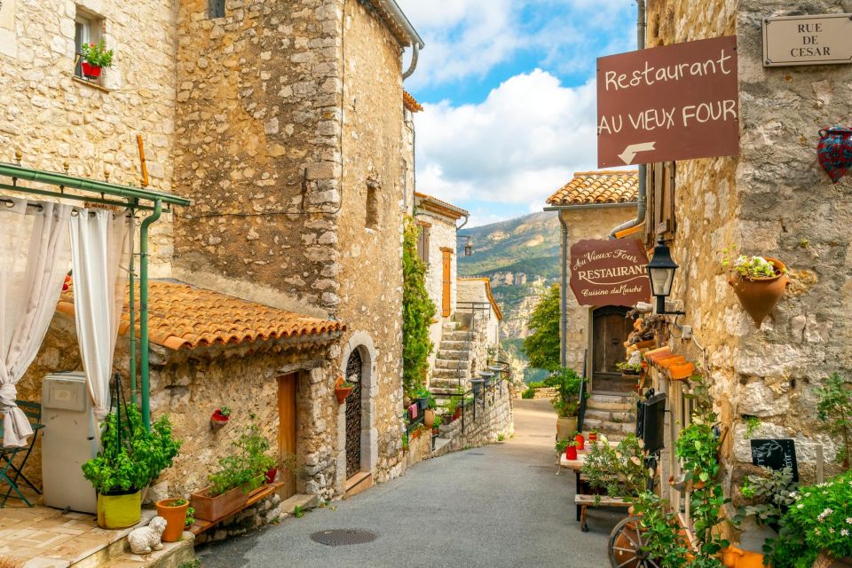 Provencal Countryside, Medieval Village & Lake Private Tour - Key Points