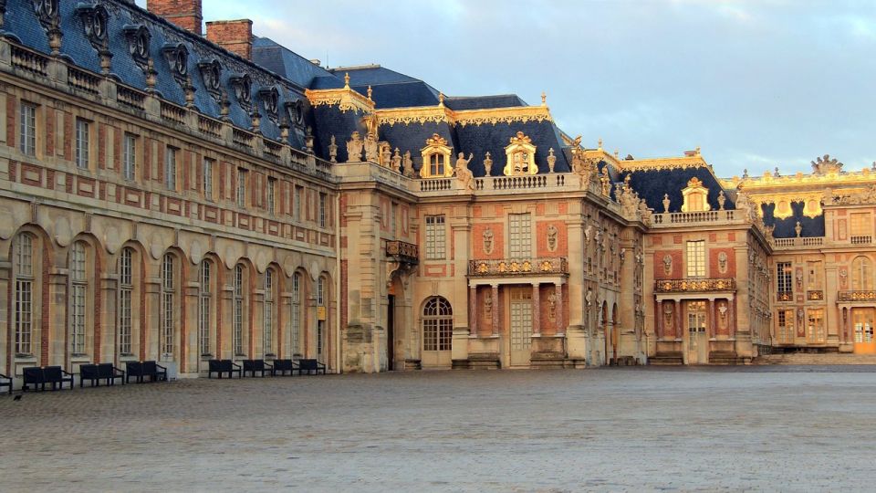 Versailles : Outdoor Escape Game Robbery In The City - Key Points