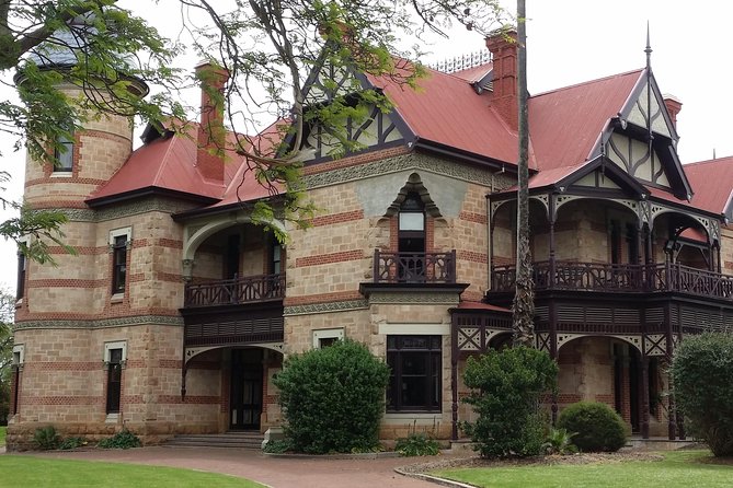 Adelaide Walking Tour: Hills, Squares and Parklands