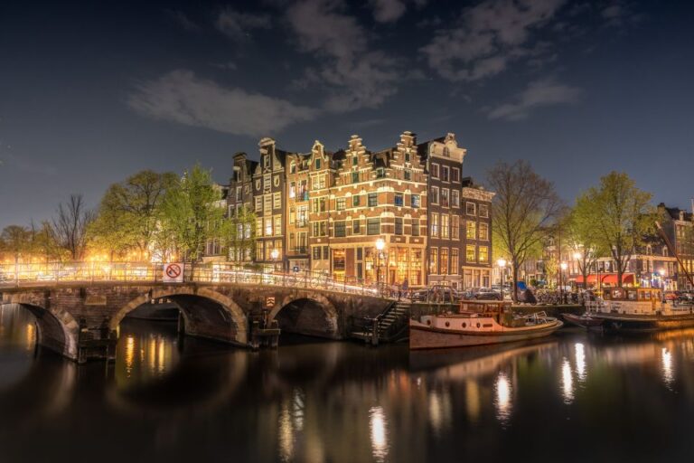 Amsterdam: Guided Evening Cruise With Bar on Board