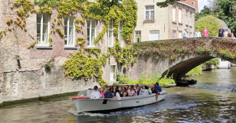 Bruges: Small Group Boat Cruise and Guided Walking Tour