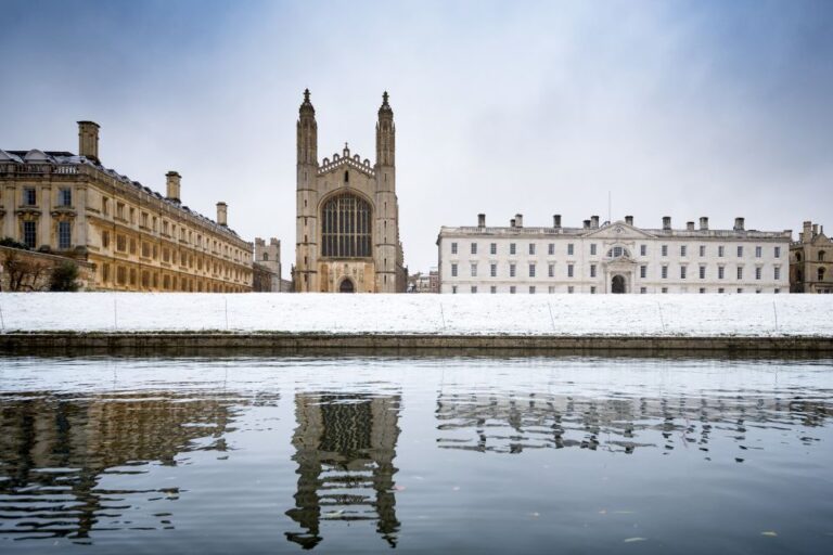 Cambridge: Discover the University Punting on the River Cam