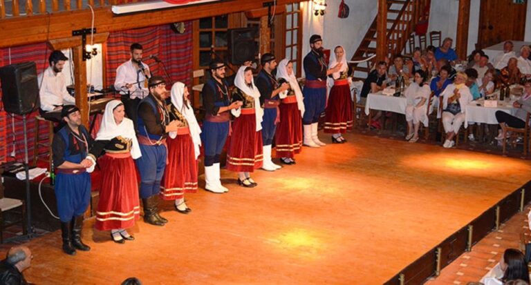 Crete: Traditional Dance Show and Buffet Dinner With Wine