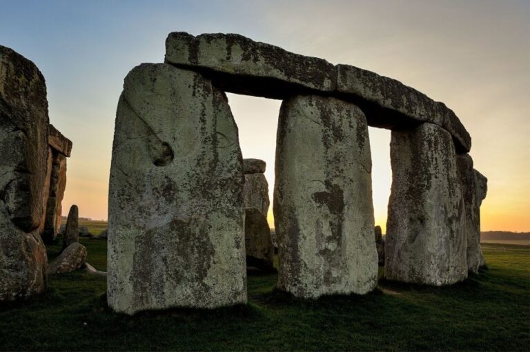 From London: Private Stonehenge and Bath Guided Tour