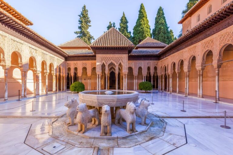 Granada: Alhambra and Nasrid Palaces Small Guided Tour