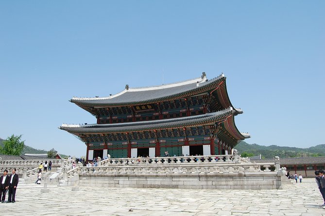 Gyeongbok Palace and Korean Folk Village Tour - Exploring Gyeongbok Palace and Museum
