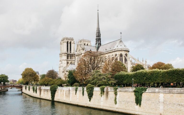 Notre Dame Tour With a Small Group