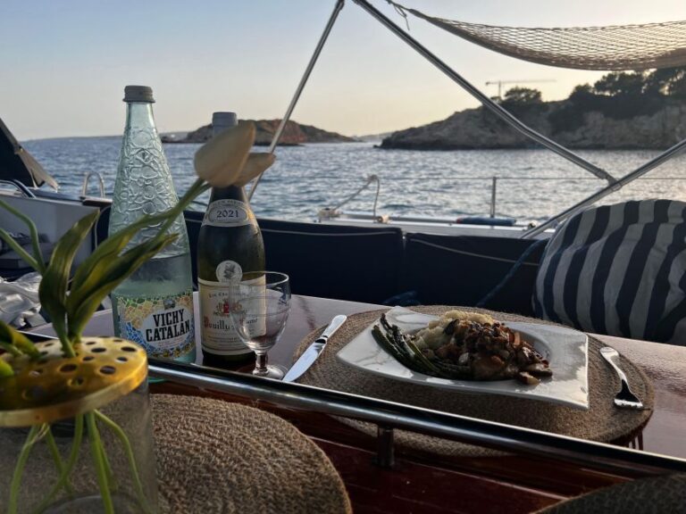 Palma De Mallorca: Sailboat Dinner and Movie Night