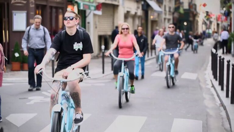 Paris 4-Hour Bike Tour: Off the Beaten Path