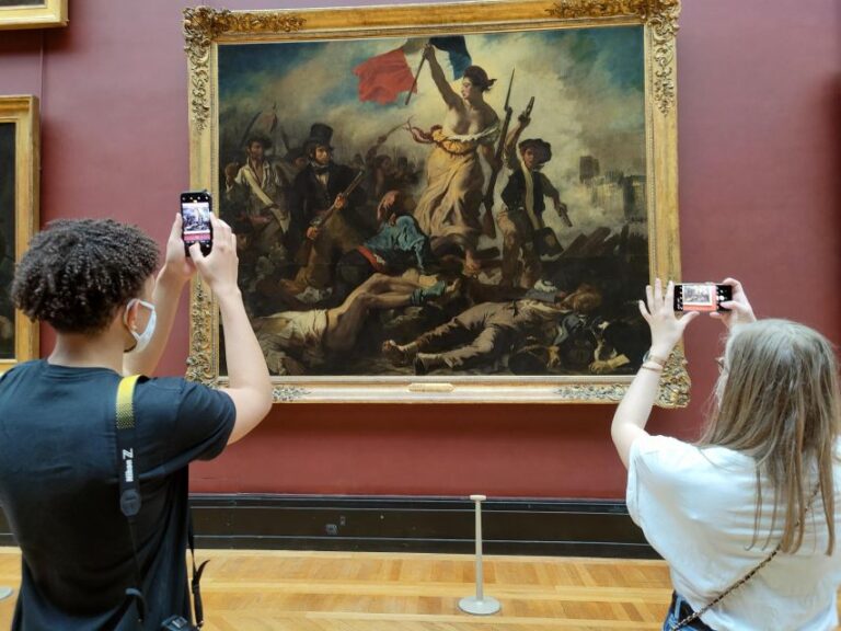 Paris: Louvre Museum Audio Guide via Smartphone App