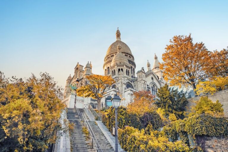 Paris Montmartre: Walking Tour With Audio Guide on App