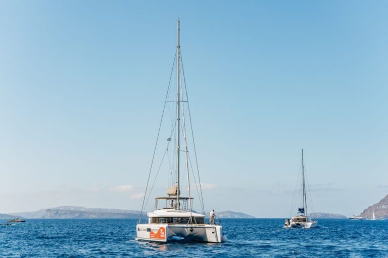 Santorini: Luxury Catamaran Day Trip With Meal and Open Bar