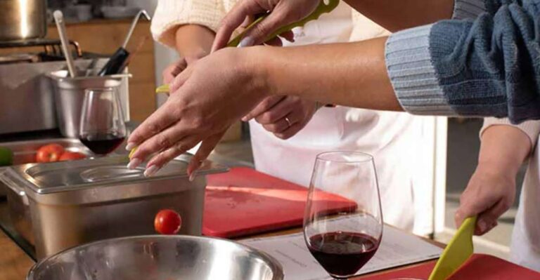 Santorini: Private Cooking Class and Wine Tasting Tour