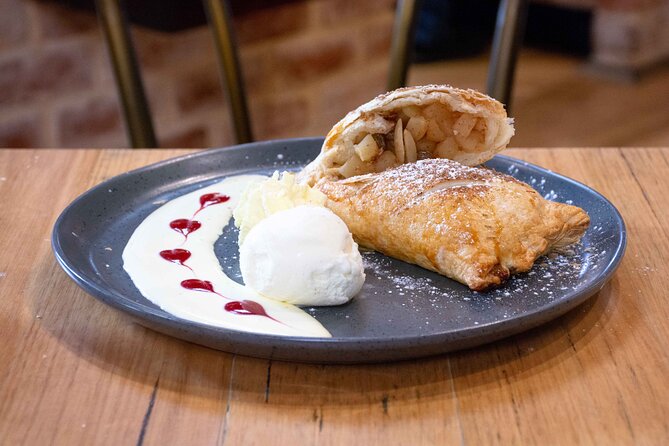 Strudel and Stroll Walking Tour in Hahndorf