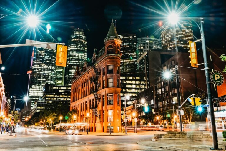 Toronto: Guided Night Tour With CN Tower Entry