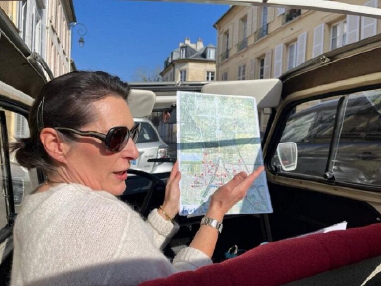 Versailles : 1 Hour Private Citytour in a Vintage Car