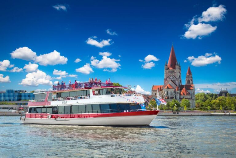 Vienna: Sightseeing Boat Tour With Lunch