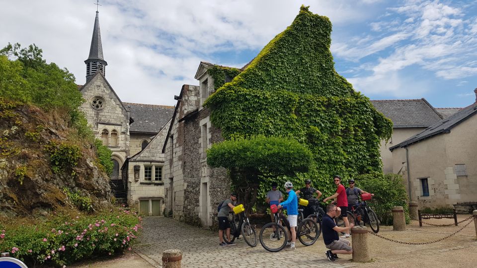 Chinon: Bicycle Tour of Saumur Wineries With Picnic Lunch - Experience Highlights