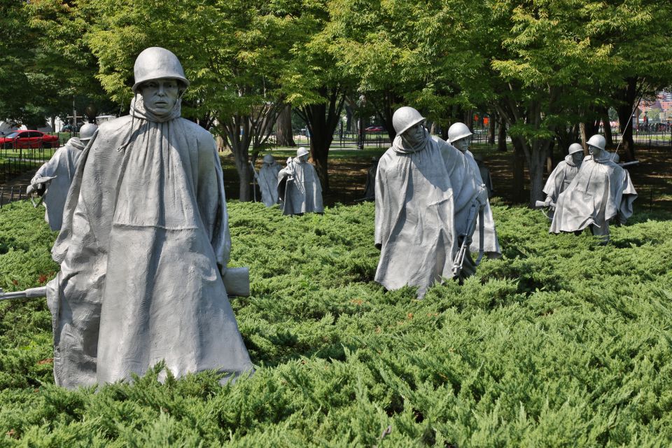 DC Monuments: Small Groups, Big Ideas Walking Tour - Group Size and Language