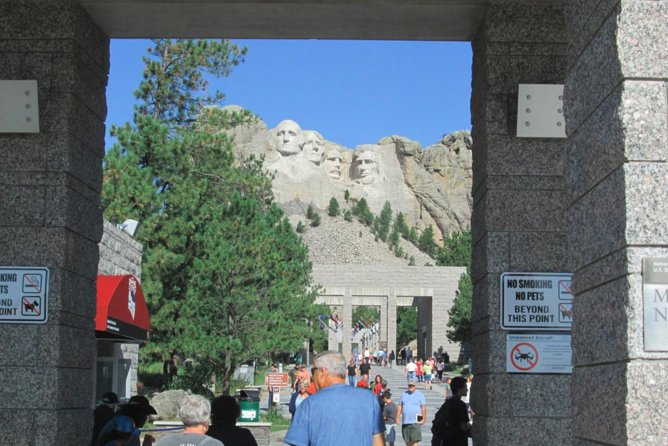Mount Rushmore and Black Hills Tour With Two Meals and a Music Variety Show - Entertainment Offerings