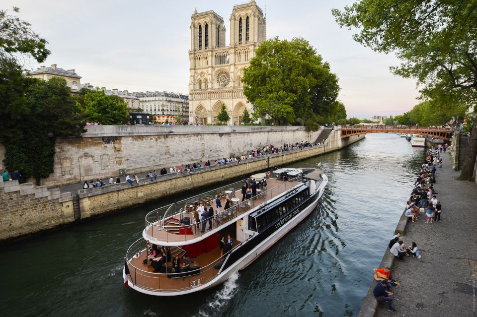 Paris: Evening Cruise With Drink and City Walking Tour - Experience the City of Light