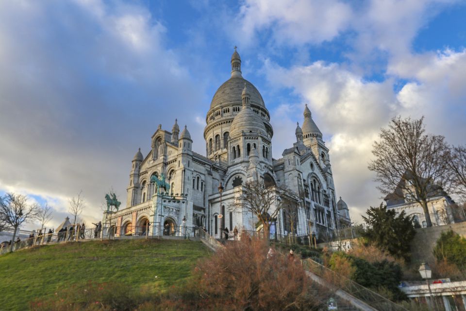 Paris: Express Walk With a Local in 60 Minutes - Exploring Paris Landmarks