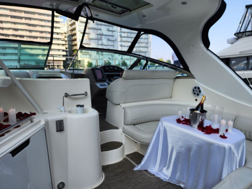 Toronto: Private Luxury Yacht Sightseeing Cruise & Prosecco - Highlights