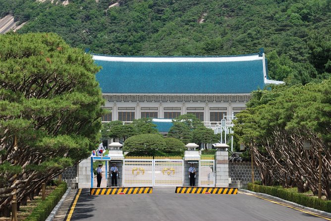 Gyeongbok Palace and Korean Folk Village Tour - Korean Culture and History Insights
