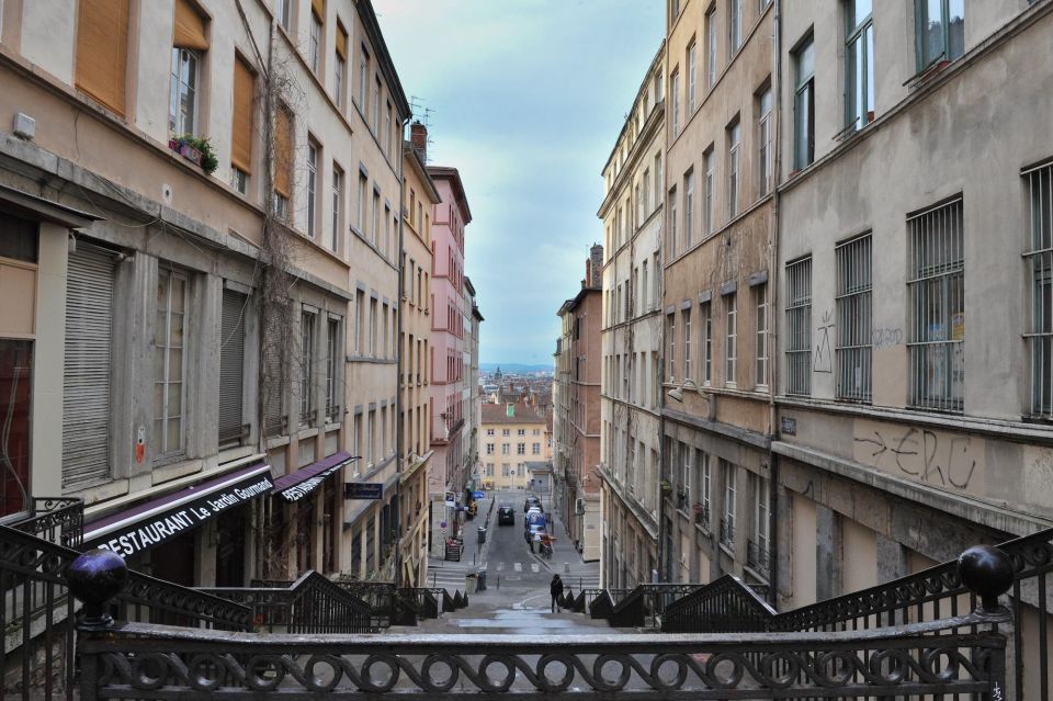 Storytelling Tour of Croix-Rousse in French - Meet Your Actor Guide