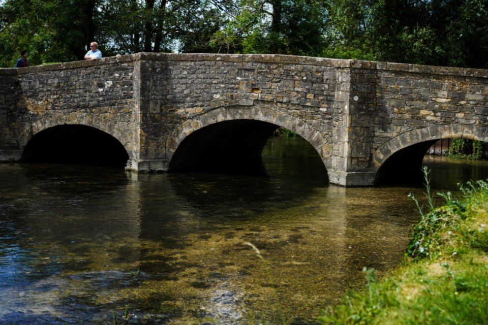 From London: Cotswolds, Country Pub Lunch & Lavender Fields - Meeting Point