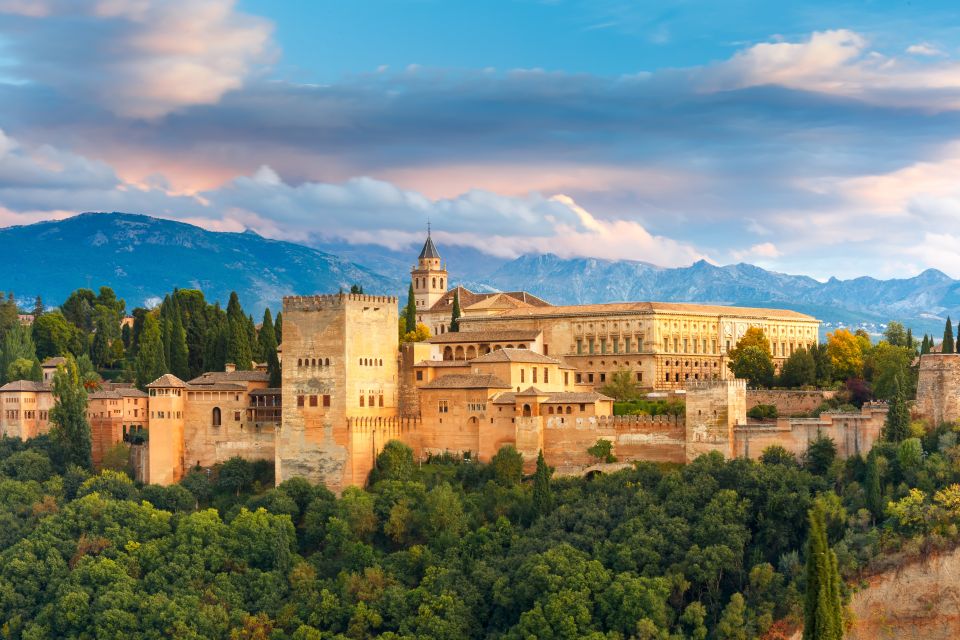 Granada: Alhambra and Nasrid Palaces Small Guided Tour - Meeting Point