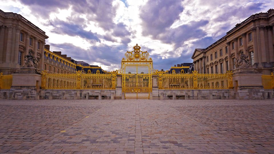 From Paris: Versailles Palace and Gardens Guided Experience - About Your Tour Guide