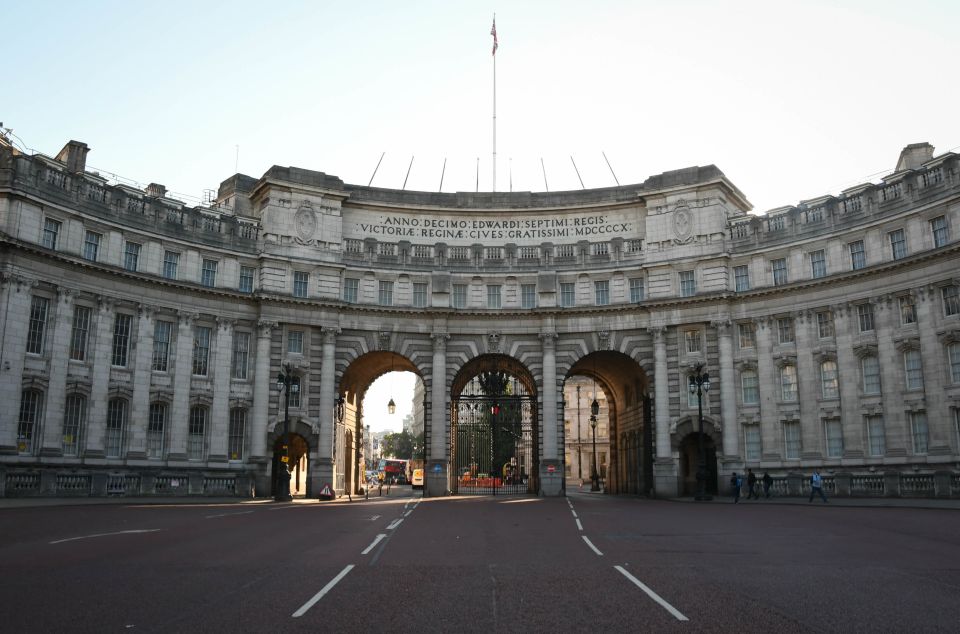 London: Top 15 Sights Walking Tour and London Dungeon Entry - HMS Belfast