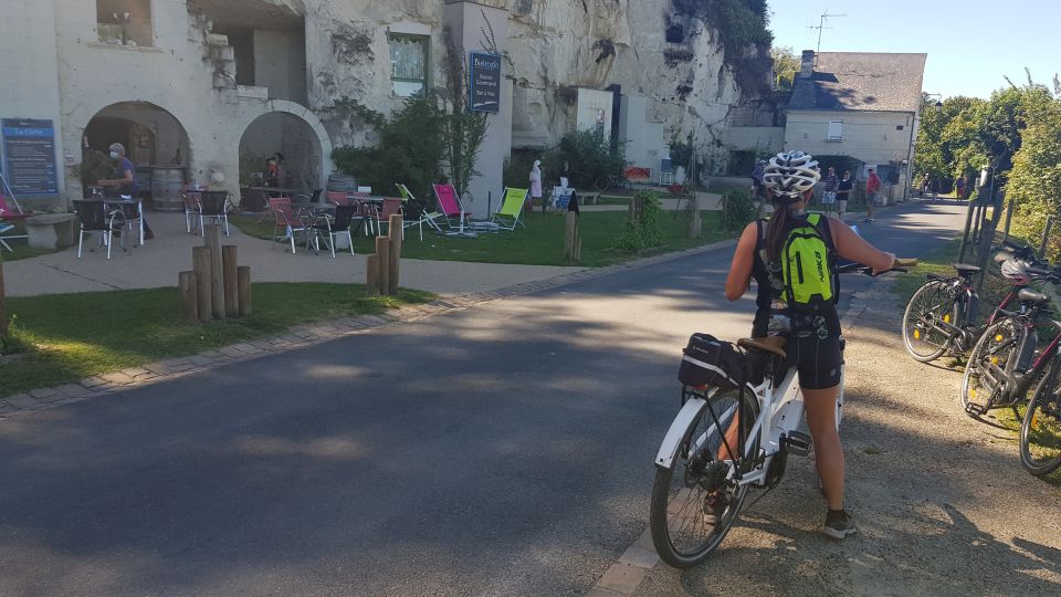 Chinon: Bicycle Tour of Saumur Wineries With Picnic Lunch - Key Points