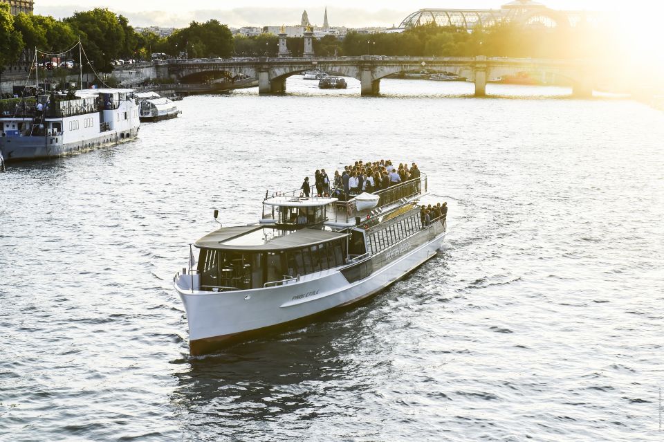 Paris: Seine Cruise and Smartphone Audio Walking Tour - Key Points