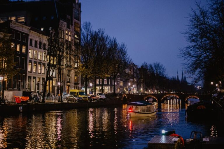 Amsterdam: Private Evening Canal Cruise With Prosecco