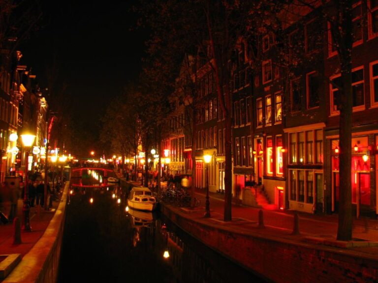 Amsterdam: Private Red Light District and Food Tour