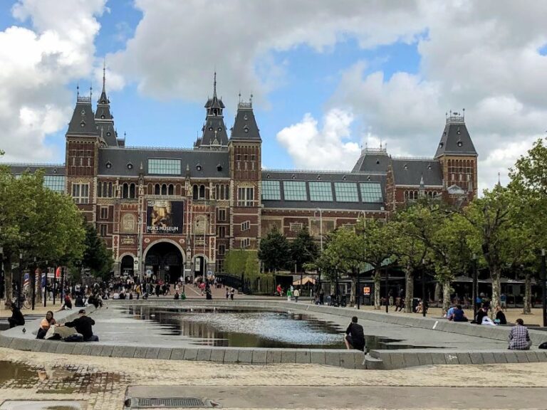 Amsterdam Walking Tour Guided by a Comedian (Museum Quarter)