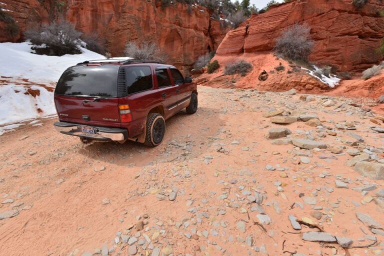 From Kanab: 3-Hour Peek-a-Boo Slot Canyon Hiking Tour