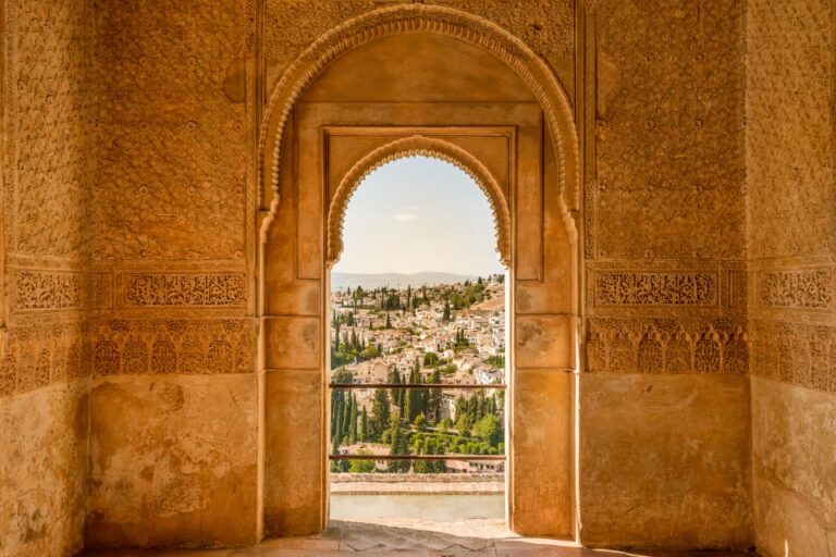 Granada: Alhambra Ticket and Guided Tour With Nasrid Palaces