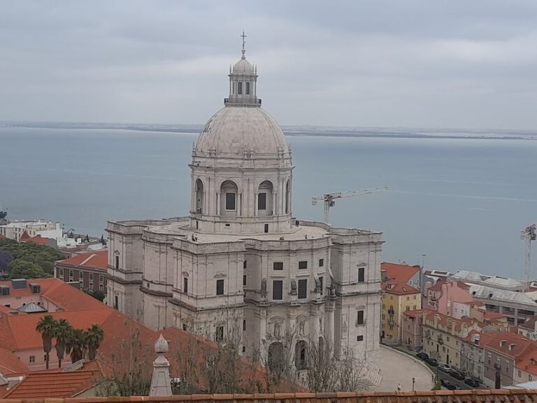 Lisbon: Private Tuk-Tuk Tour