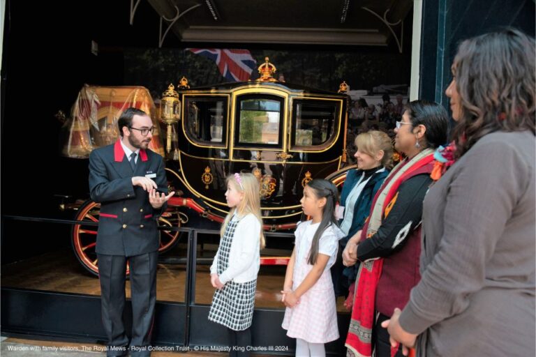 London: Royal Walking Tour With Palace or Mews Options