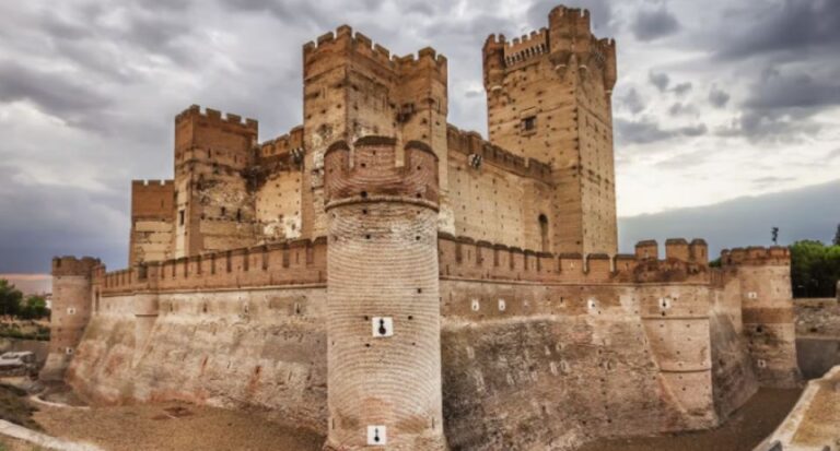 Madrigal De Las Altas Torres:Isabel La Catolica Private Tour